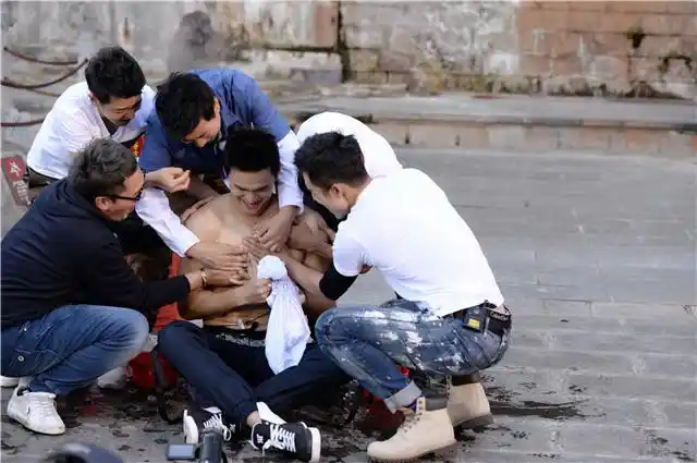 肉感十足!孙杨脱衣秀肌肉,不料惨遭袭胸