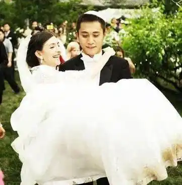 曾是谢娜前男友,分手后娶国外娇妻,结婚多年无绯闻_安娜_时候_章子怡