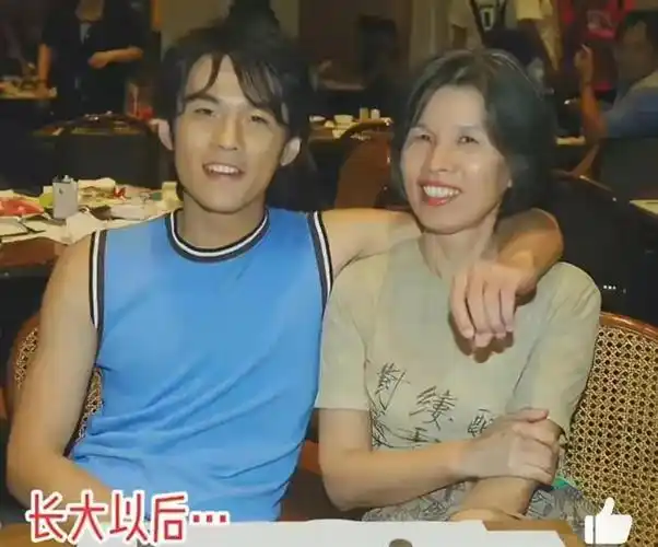 周杰伦和妈妈叶惠美珍贵合影穿搭潮流儿子孝顺叶惠美好开心