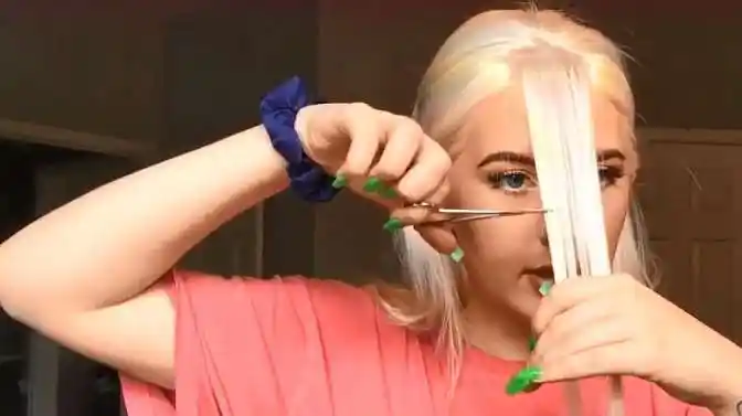 外国女生挑战空气刘海,一剪刀下去,看着可爱又清新!