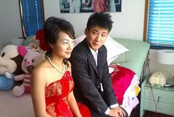 回顾41岁的朱丹两段婚姻都卑微一婚被丈夫抛弃二婚却幸福满满