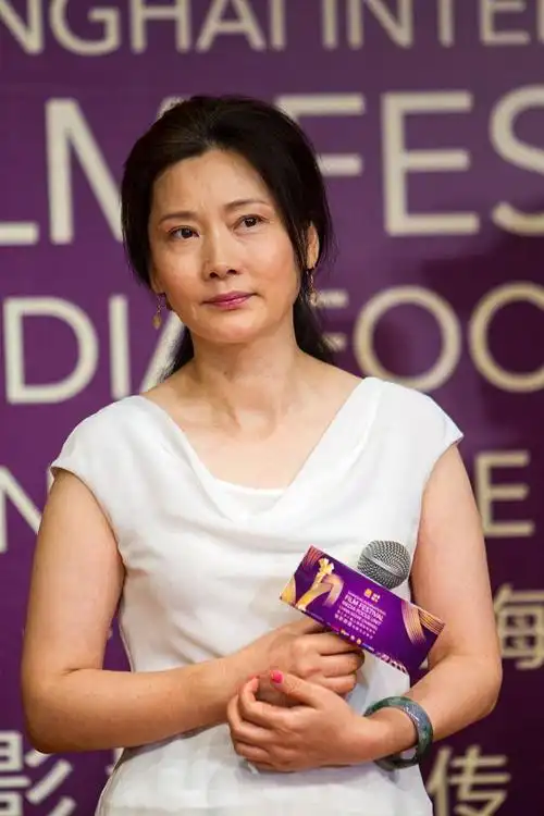 何赛飞的气质好迷人穿这么素也好美一颦一笑都有古风感