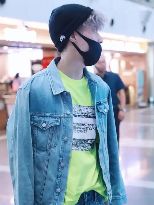 t恤塞进裤子的穿搭方式大秀精致的腰部曲线,也很好地修饰了张艺兴的