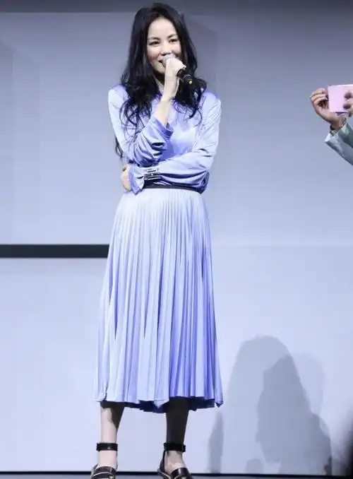 王菲越活越自信紫色连衣裙配平底凉鞋50岁的状态太真实