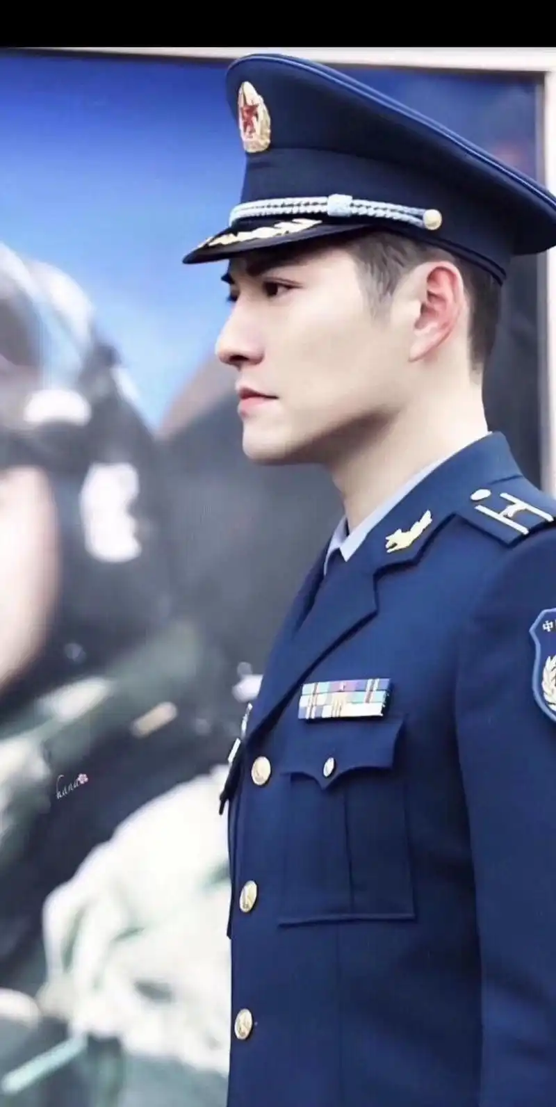 严屹宽这侧脸也太撩人了,下颚线迷人又性感,小咪要舔屏了