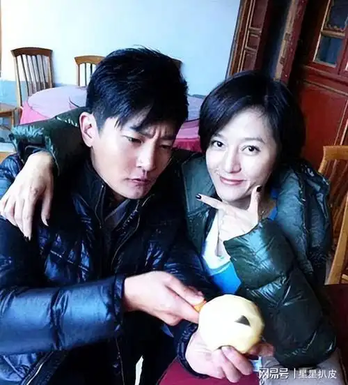 郭京飞与妻子鲍莉相识1个月后闪婚婚后生下一子幸福美满
