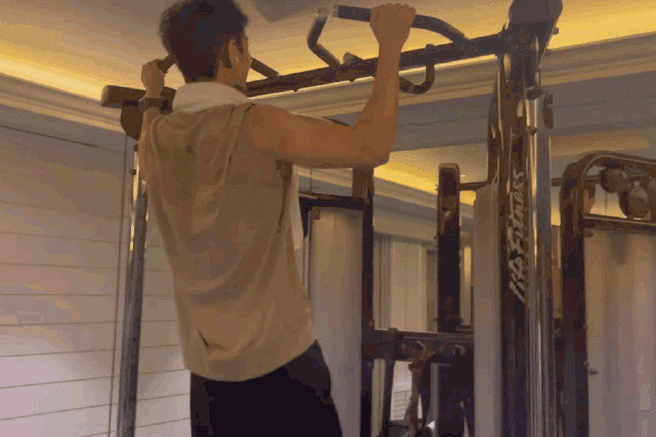 在片场会健身,提到的重训能单手拿起16kg的哑铃#肖战想尝试骑行