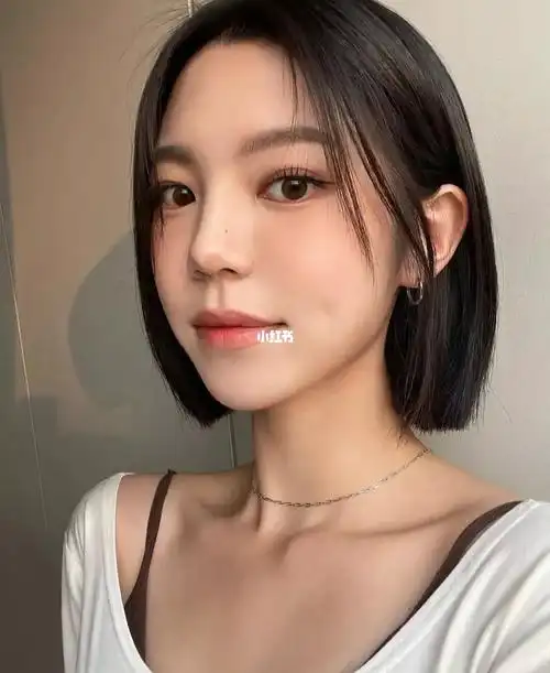 夏季的风吹散了柔乱的发丝,齐齐的短发更加彰显你个性化的面庞,剪齐