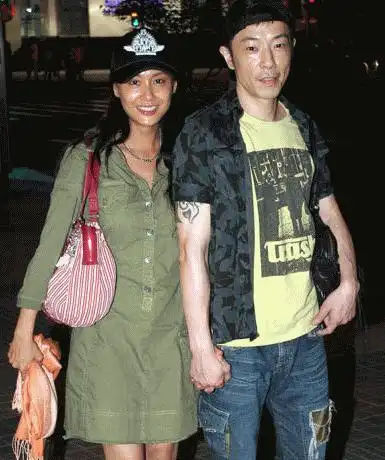 15年的黄贯中诞下爱情结晶黄莺图片