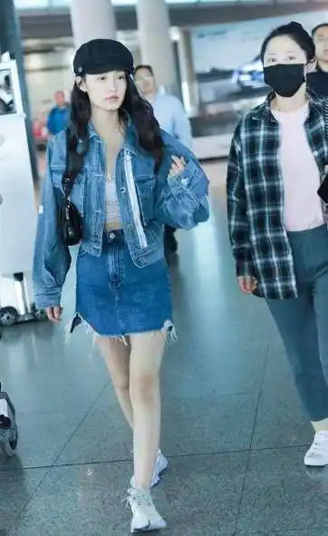 而且李沁的腿特别长,李沁个子是属于比较高的那类女生,而她的身高又