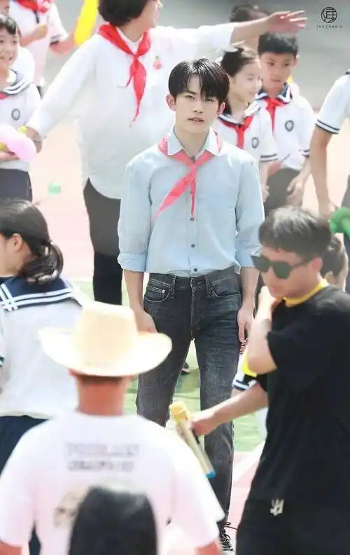 易烊千玺戴红领巾参与心连心活动,唱歌甜笑,仰头一瞬间太美好了