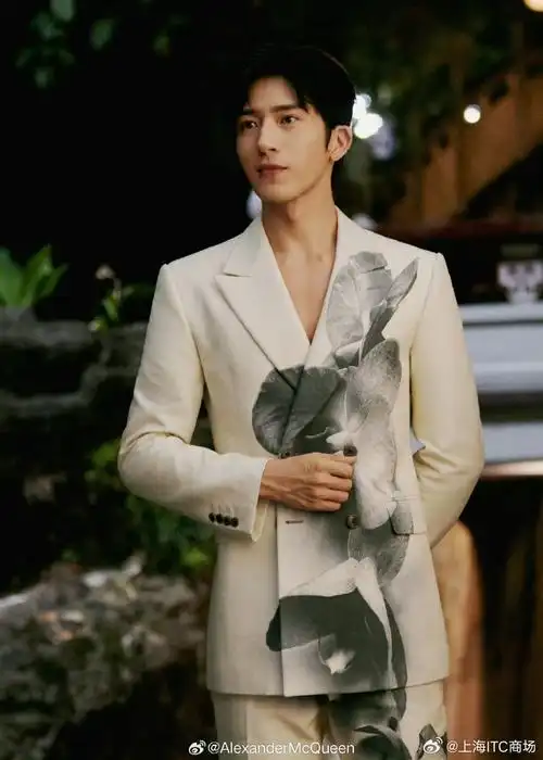 one itc 时尚分享##mcqueenstar#@井柏然演绎#alexander mcqueen