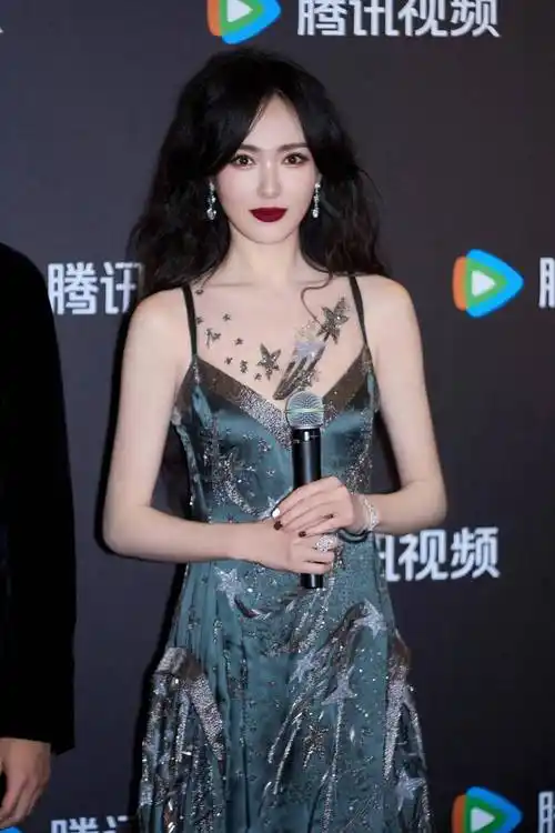 唐嫣剪了法式刘海带火了一种新穿法:二分连衣裙 高跟鞋,太时髦_风格