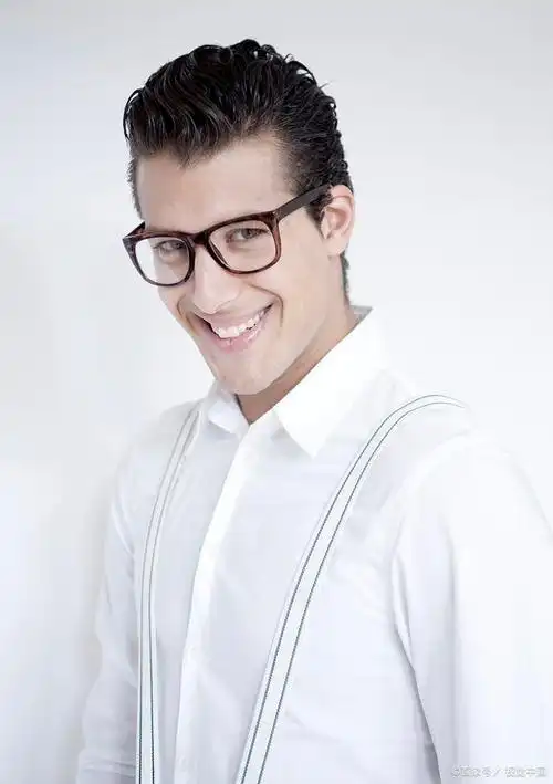 男士在选择眼镜框时,首要考虑的是如何平衡面部比例,让眼镜与脸型相得