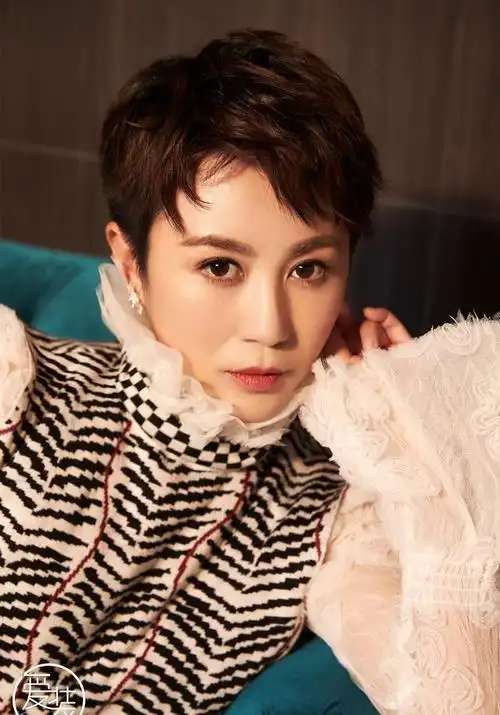 《羞羞的铁拳》马丽征服93年小奶狗,除了个性还是时髦!