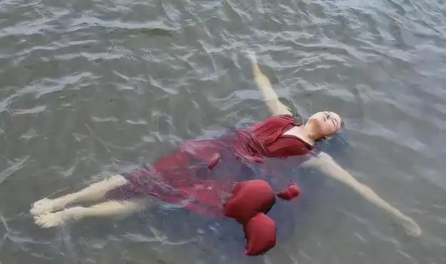 整件事情看似简单,陈女士在夜游时溺水身亡,而三名男子则试图撇清关系