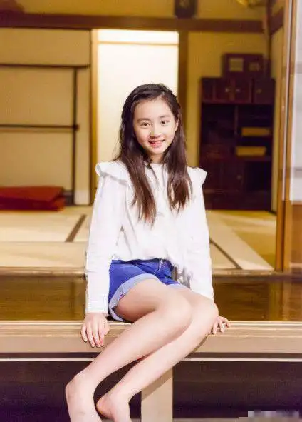 黄多多光脚拍照短裤配衬衫明媚不失可爱