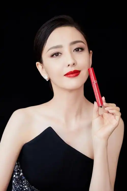 佟丽娅不仅仅是一个演员,她还是一位时尚偶像,拥有着纯真姑娘却同时带