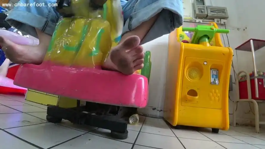 美女赤脚逛超市骑自行车,就是不喜欢穿鞋子!