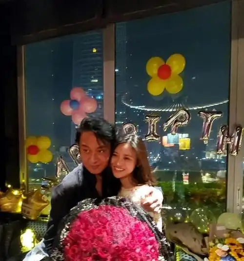 马景涛闷声干大事!疑美国求婚画面曝光太浪漫,三婚妻子撞脸马蓉