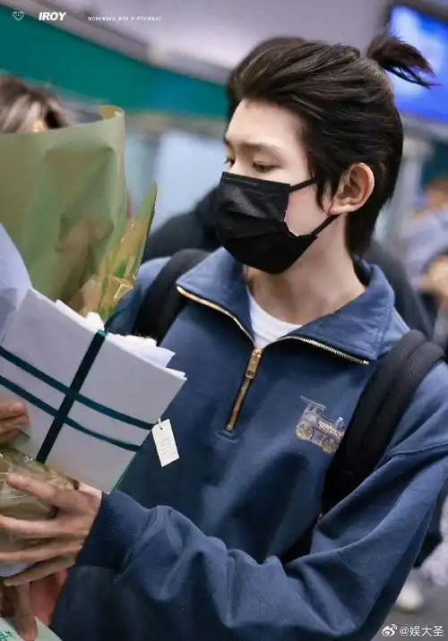 真的是什么风格的发型都能驾驭,期待王源的米兰时装周之旅!