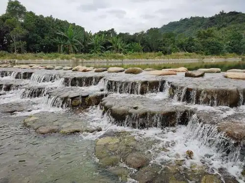 刚刚完成的截水坝和景观水景.