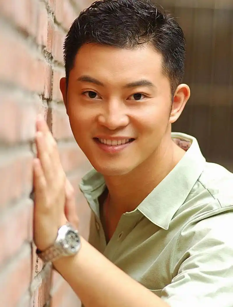 说沙溢的军艺校草是他自己花钱宣传的,但是沙溢年轻时候真的很帅呀!