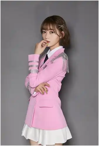 段奥娟最新大片出炉,卡其色轻纱长裙气质逼人,单飞依旧精彩