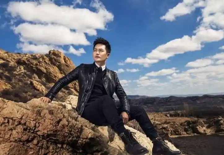 云飞随央视进入草原深处唱草原的月亮这画面也太美了