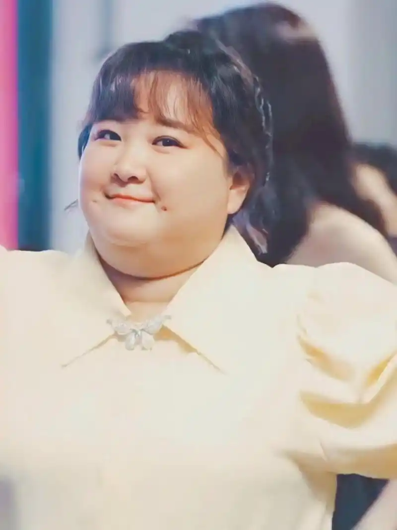 感觉梨涡比酒窝好看耶