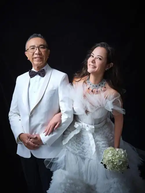 50岁雷怡晖大婚现场63岁老公深情亲吻新娘额头莫文蔚现身道贺