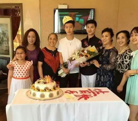 范丞丞生日低调简单:一家四口齐聚小餐馆,范冰冰穿着更朴素