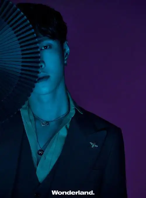 张艺兴七月刊封面未来感十足