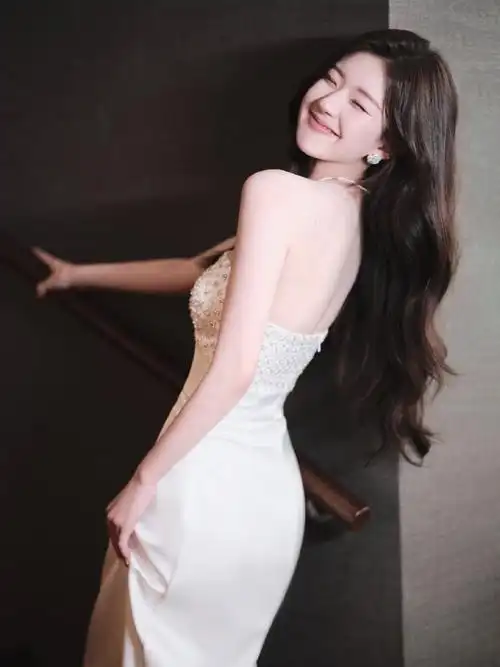 赵露思修身连衣裙