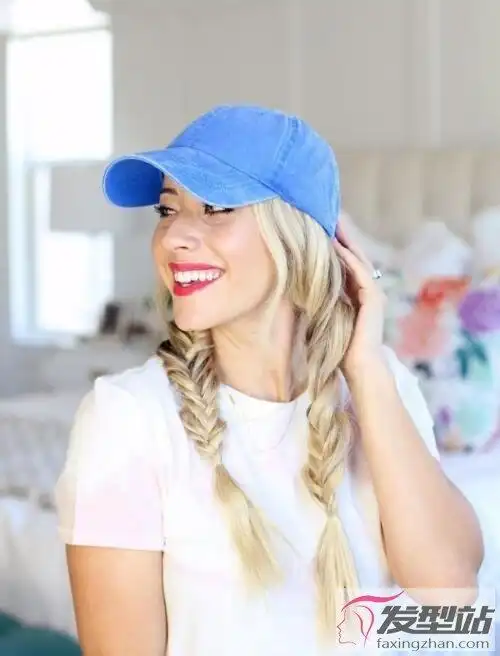 戴鸭舌帽怎么扎头发好看 搭配上辫发为你增添酷酷的那种独特性_发型站