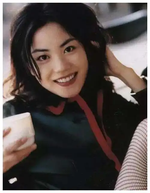 王菲年轻靓丽旧照能迷倒窦唯谢霆锋李亚鹏的她属实养眼