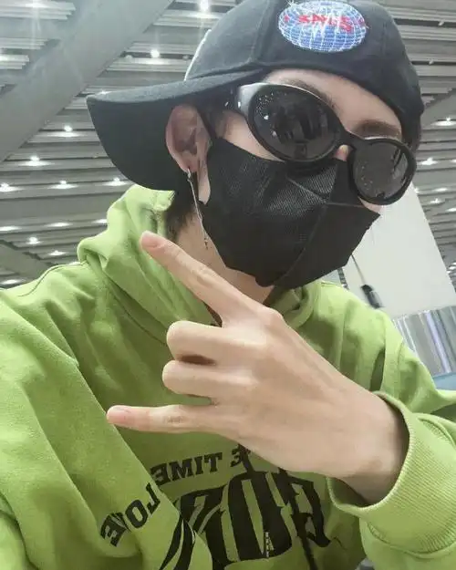 20240328分享@小鬼-王琳凯ins一则    平安落地!