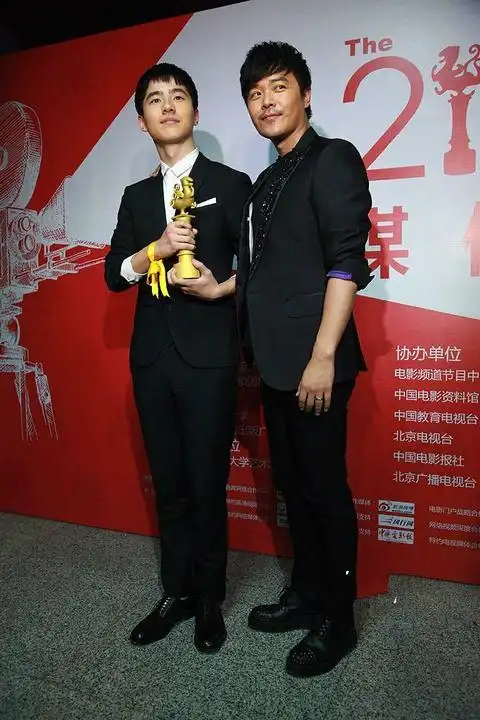 陈思诚与刘昊然后台接受采访