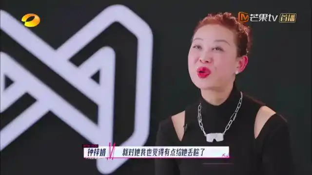 妈妈娟妹与李斯丹妮说话的样子,让人看着心疼!