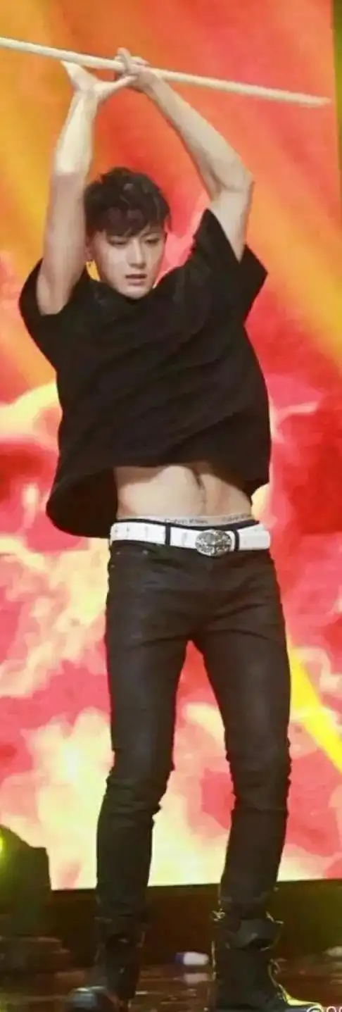 蔡徐坤虽然出道晚,但是身材也是不错的,演唱会上撩起来衣服相信粉丝