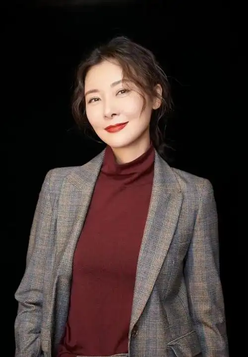 演员柯蓝:23岁年薪百万,为何50岁依旧未婚?