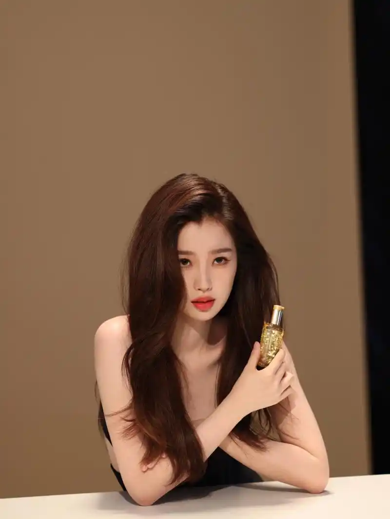 虞书欣最新"巴黎卡诗"洗发水代言广告