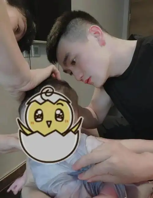 何捷张馨予生宝宝了吗张馨予生宝宝何捷陪产