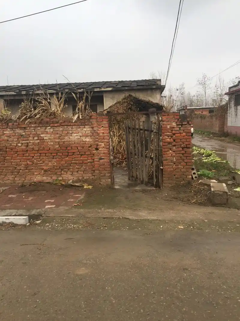 农村大门后面的庭院,越是破旧的大门,越没人住吗