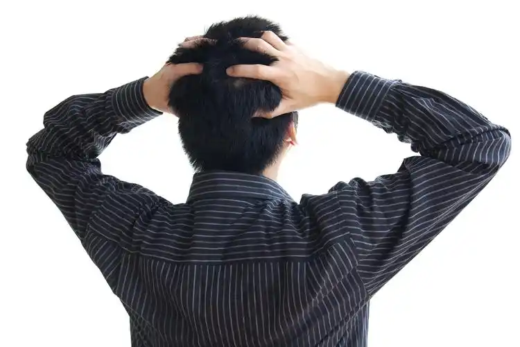 用手抓头发的男士背影压力的人