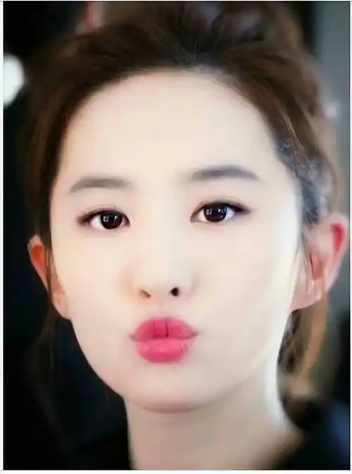 47岁林志玲嘟嘴卖萌引热议,网友:她干嘛迎合你啊?_镜头_年龄_少女