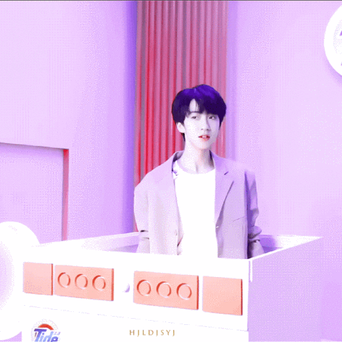 搬一个wink都不会但是很跩的贺峻霖小朋友