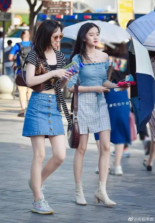 穿着漂亮裙装出街的姑娘