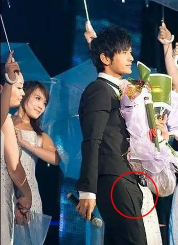 见美女起色心 男星情不自禁激凸