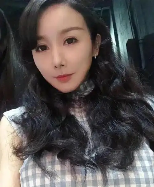 王丽勇敢揭露娱乐圈霸凌事件:正义必胜的信念最近,知名女演员王丽(化